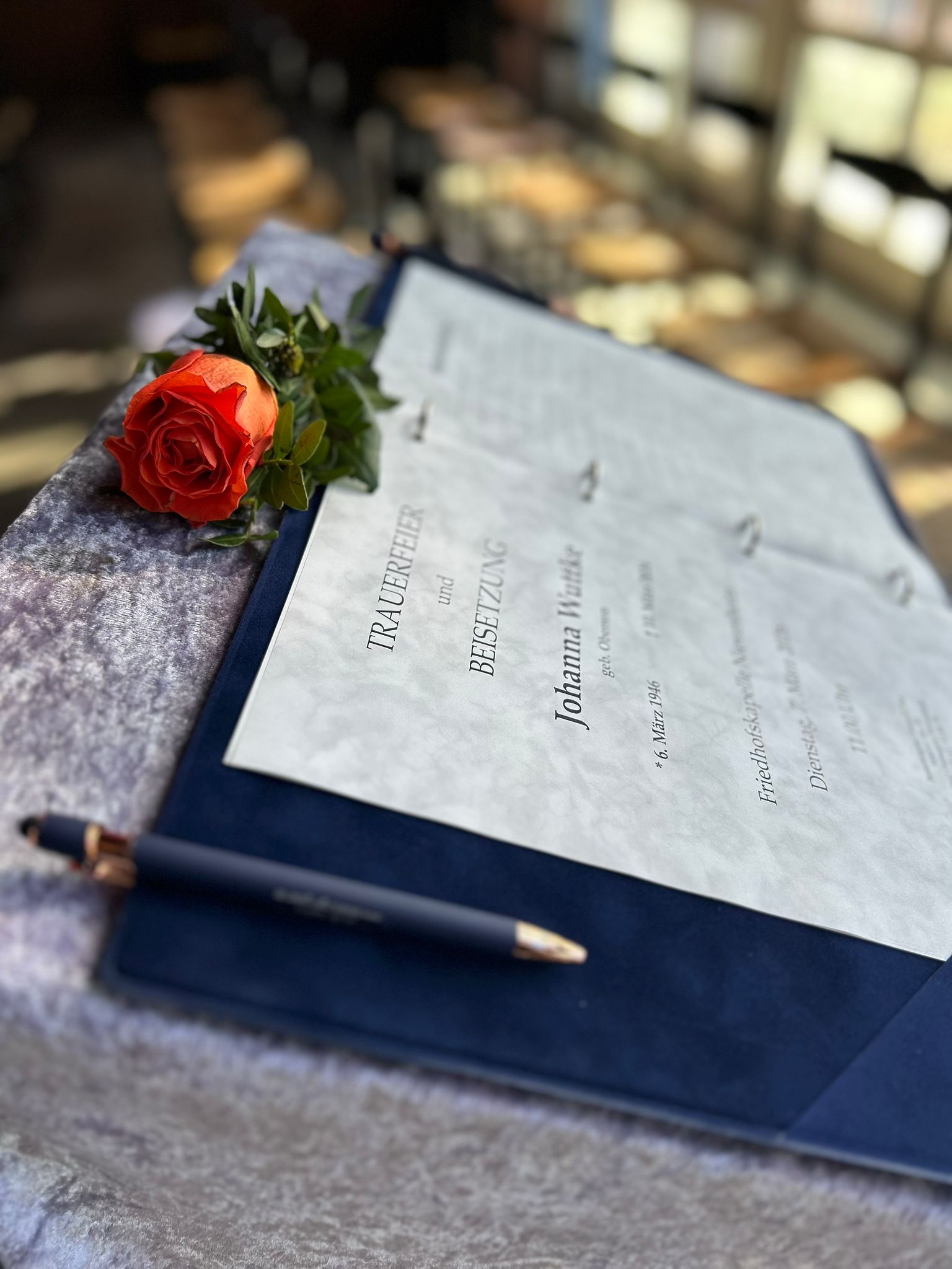 Trauerfeier — Programmheft mit Rose